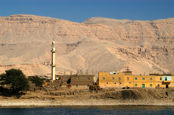 Mosque and moutain along the East Bank between Luxor and Isna