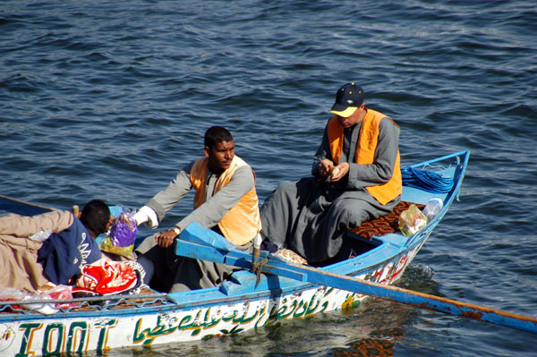 The Merchants of Isna throw bags of goods to the ships' upper decks