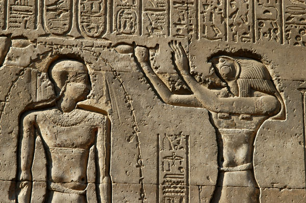 Horus annointing Pharoah