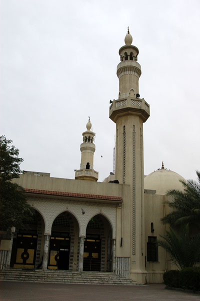 Al-Shamlan Mosque in the roundabout at Hilalli Street and Abdullah al Mobarak Street