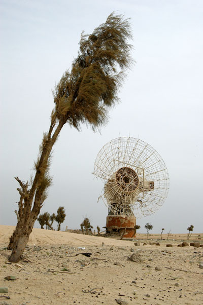 Destroyed Kuwaiti satellite antenna