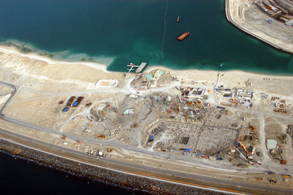 Foundations for the Atlantis Hotel on the ring of Palm Jumeirah