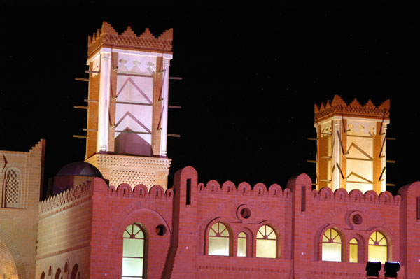 Al Jawhara Gallery and restaurants near the Museum Roundabout