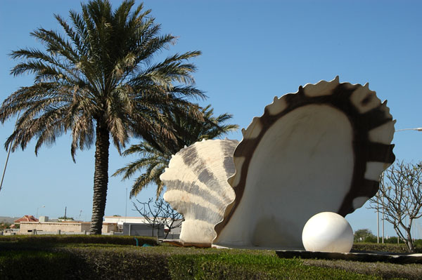 Oyster and Pearl Roundabout, Al Ruweis