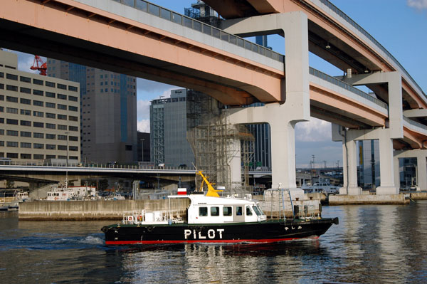 Pilot vessel headed out to the harbor, Kobe