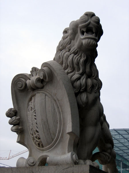 Lion in front of Linz Hauptbahnhof