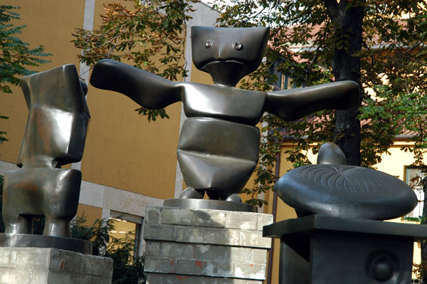 Modern sculpture of a bird, Brienner Straße