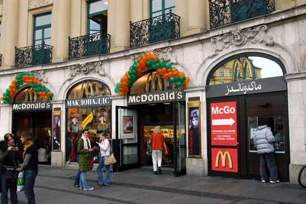 Multilingual McDonalds, Karlsplatz