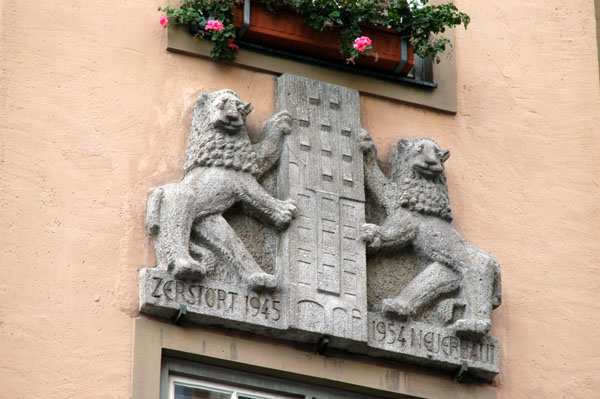 Marker for a building on Weinstraße which was destroyed in 1945 and rebuilt in 1954