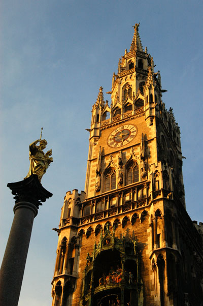 Münchner Rathausturm und Mariensäule