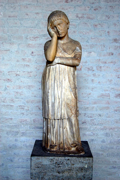 Gallery IV - Saal der Mnesarete - mourning girl, Attica ca 360 BC