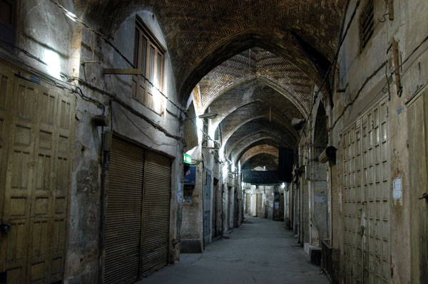 You can walk 3 km through the bazaar from Imam Square to the Jameh Mosque, Isfahan