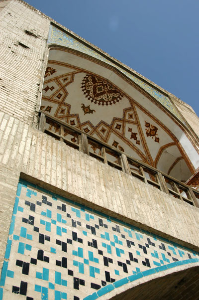 Pavilion at the center, Khanju Bridge