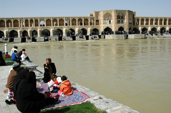 Picnicers, 2nd day of No Ruz, Isfahan