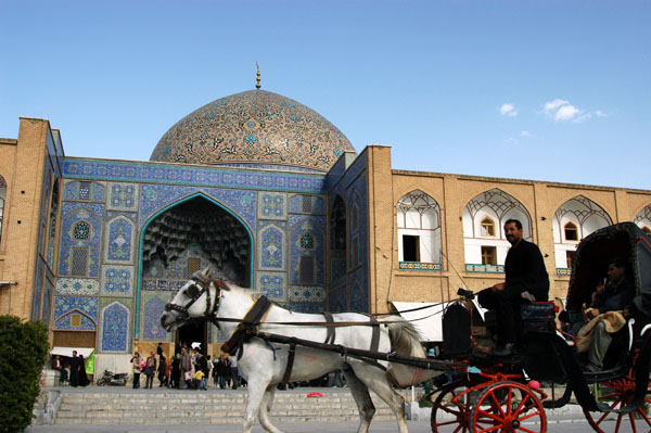 Horse carriage passing the Sheikh Lotfollah Mosque