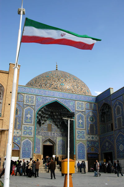 Iranian flag in front of the Sheikh Lotfollah Mosque