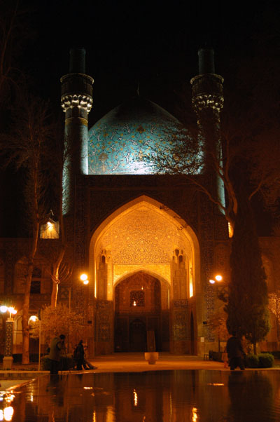 Madrasahye Chahar Bagh at night