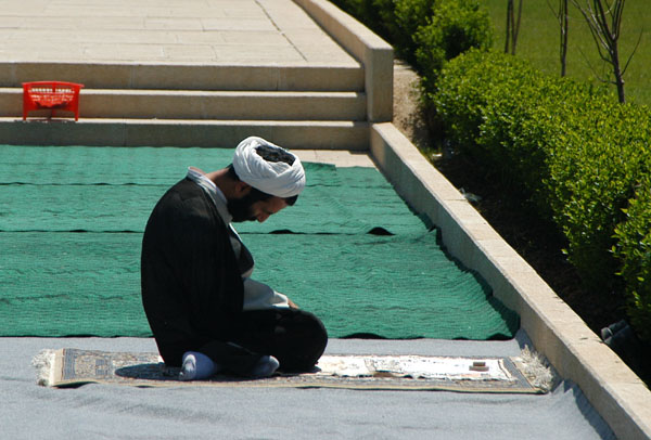 A mullah preparing for noontime prayers at the Tomb of Sa'di