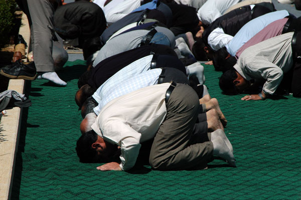 Noontime prayers, Tomb of Sa'di