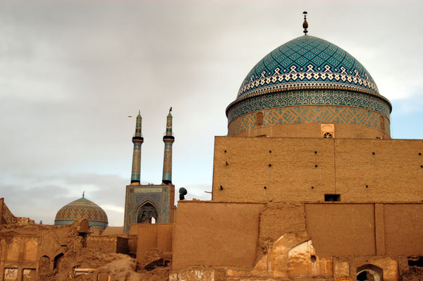 Bogheh-ye Seyed Roknaddin with the Jameh Mosque's twin minarets