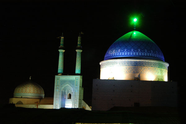 Bogheh-ye Seyed Roknaddin with the twin minarets of the eastern gate to the Jameh Mosque, Yazd