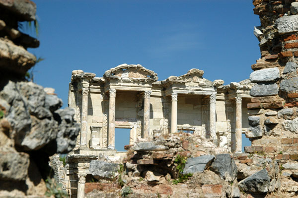Library of Celsus through the ruins