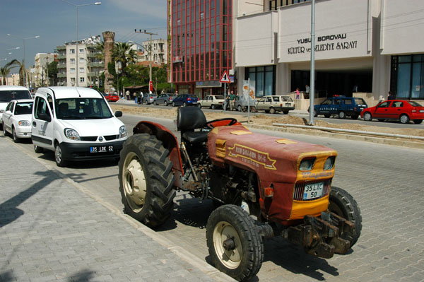 Tractor in town, Seluk