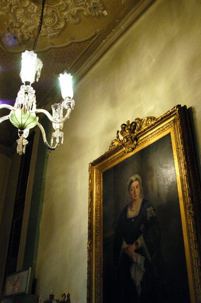 Queen Victoria's honoured position in a back hallway