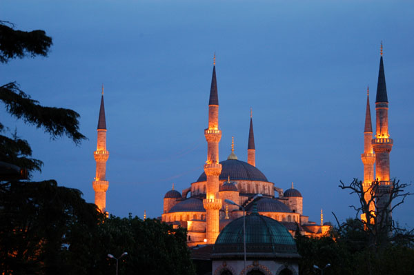 Blue Mosque (Sultanahmet) at dusk