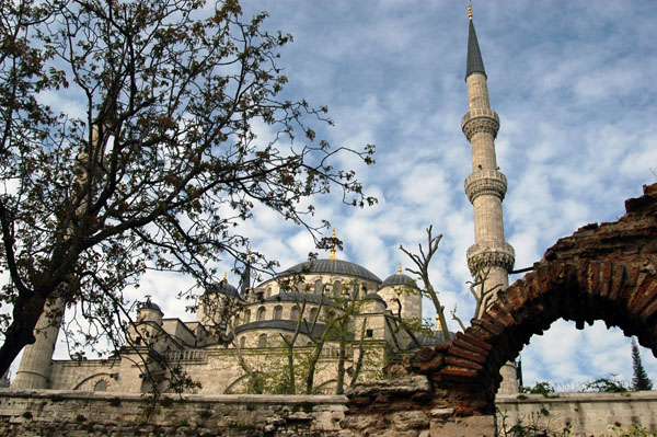 Sultanahmet Mosque (Blue Mosque) with an old arch, Tavukhane Sk.