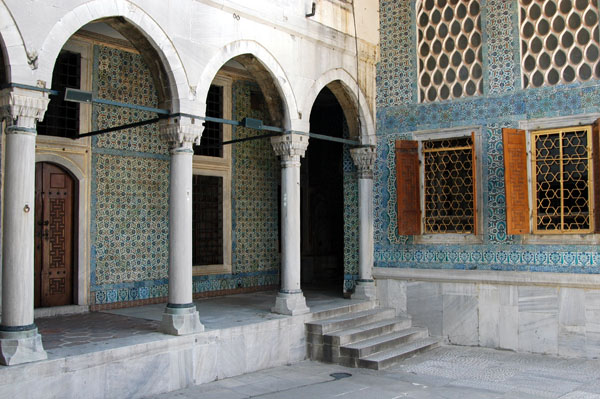 Passage from the Harem to the Favorites' Courtyard and Apartments