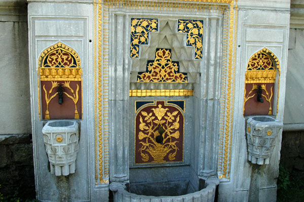 Fountain at the base of the stairs from the Library of Ahmet III, Third Court