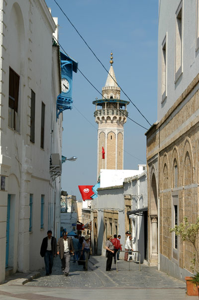 Rue de la Kasbah with the minaret of the Hammouda Pacha Mosque