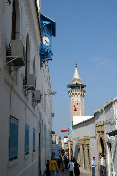 Rue de la Kasbah with the minaret of the Hammouda Pacha Mosque