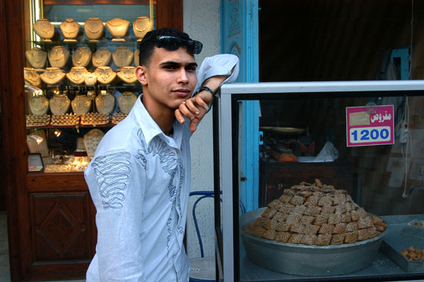 Young man selling slices of the Kairouan delicacy makhroudh ( ãÞÑæÖ )