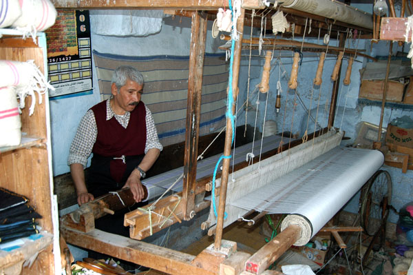 Weaver working his loom, Kairouan