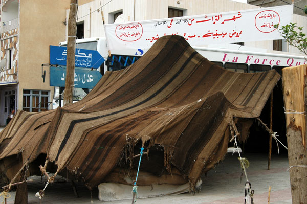 A black hair tent set up in Fériana