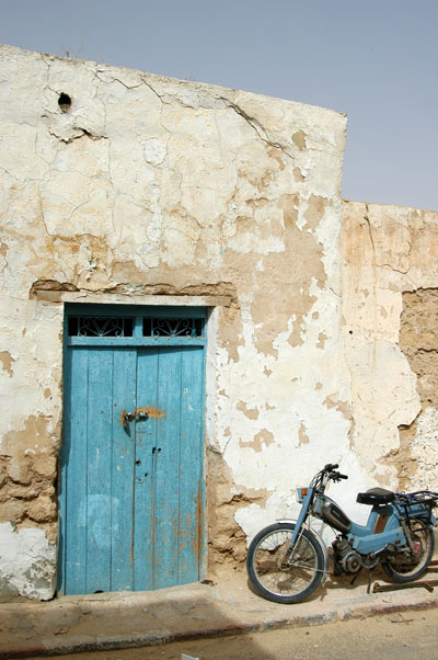 Blue door, Douz