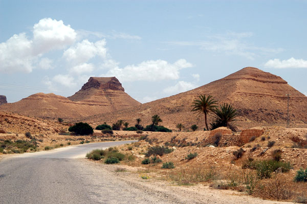 Road through the desert from Dpioret to Tataouine