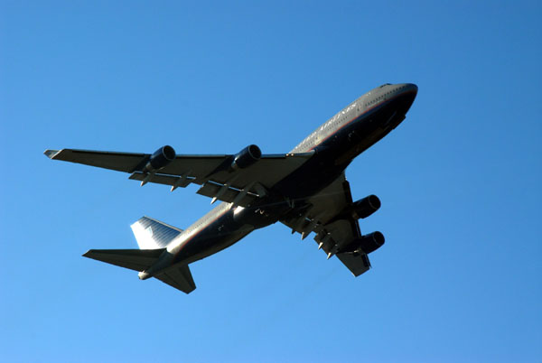 United Airlines Boeing 747-400 departing Sydney for Melbourne