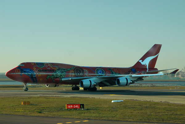 Qantas 747 with Aboriginal Wunala Dreaming paintscheme (VH-OEJ)