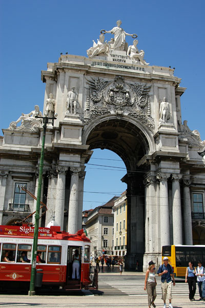 Tram and arch, Praça do Comércio