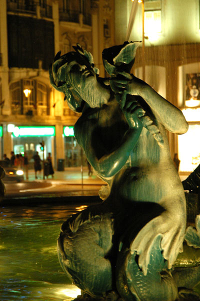 Fountain, Praa Dom Pedro IV at night