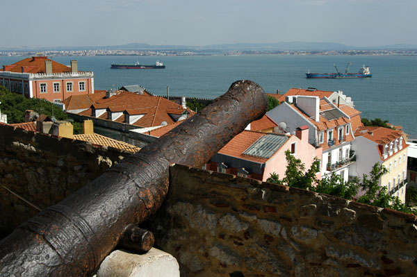 Cannon on the main castle terrace, Castelo So Jorge
