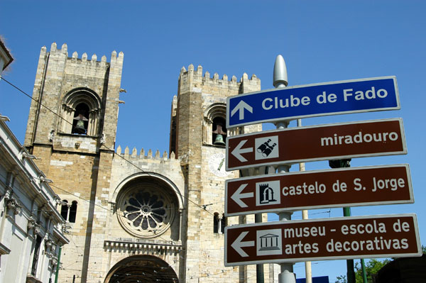 Sé Catedral with directional signs to sites of touristic interest