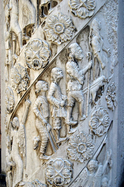 Carved column, cloister of S Catedral