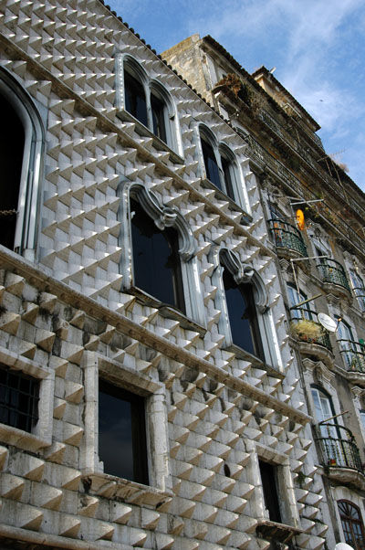 Bizzarre pyramidal housefront, Alfama