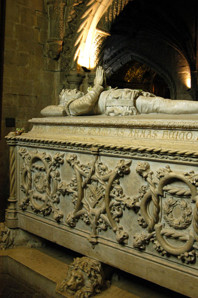 Tomb of Luz Vaz de Cames, Igreja de Santa Maria