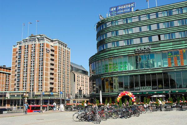Jernbanetorget and the Oslo Clarion Hotel