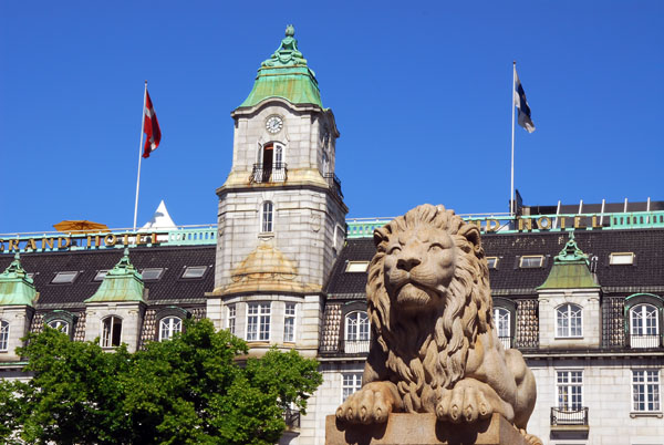 Lion scupture and the Grand Hotel